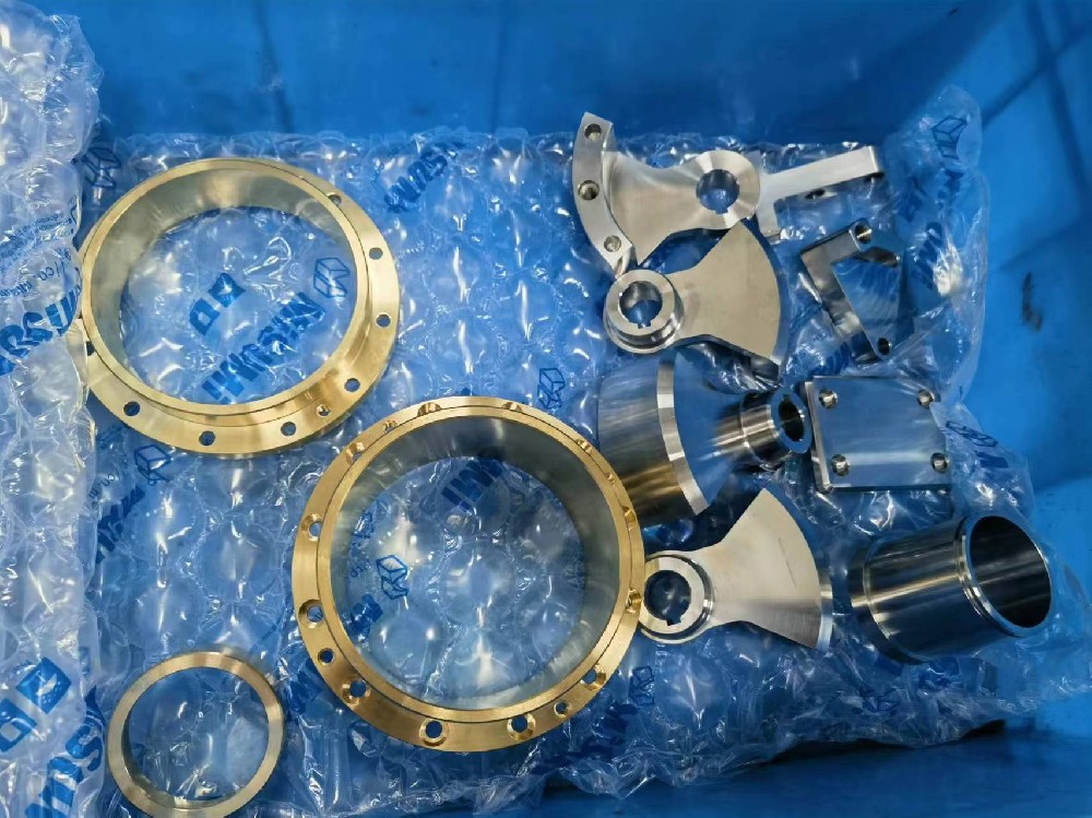 在表面處理工藝中，哪種工藝更常見且更廣泛使用是一個(gè)相對(duì)的問題，因?yàn)樗Q于具體的行業(yè)、應(yīng)用場(chǎng)景和材料類型。然而，從廣泛性和通用性的角度來看，噴涂和鍍鎳工藝在多種行業(yè)和領(lǐng)域中都有著廣泛的應(yīng)用。